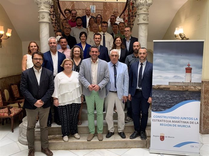 El consejero de Agua, Agricultura, Ganadería, Pesca, Medio Ambiente y Emergencias, Antonio Luengo, junto a los representantes de los sectores implicados en la elaboración de la Estrategia Marítima.