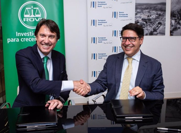 El vicepresidente del Banco Europeo de Inversiones, Ricardo Mourinho Félix, y el presidente de Laboratorios Rovi, Juan López-Belmonte Encina firman el acuerdo de préstamo en Madrid