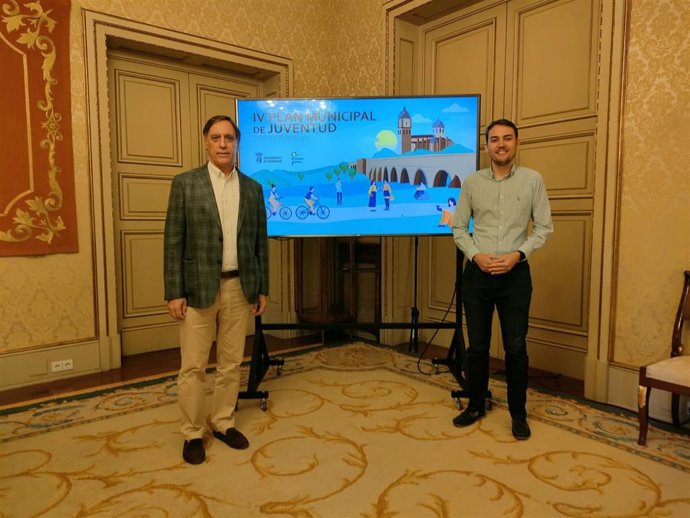 El alcalde (I) junto al concejal de Juventud (D).