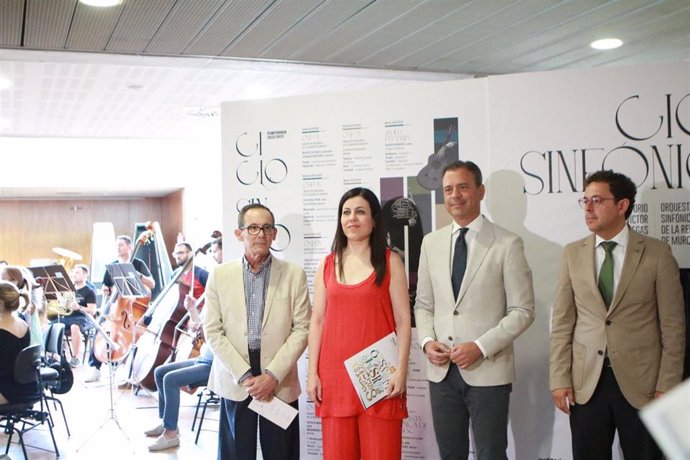 El jefe de Programación del Auditorio Víctor Villegas, José Francisco Burgos; la directora de la OSRM, Virginia Martínez; el consejero de Presidencia, Turismo, Cultura y Deportes, Marcos Ortuño; y el director general del ICA, Manuel Cebrián.