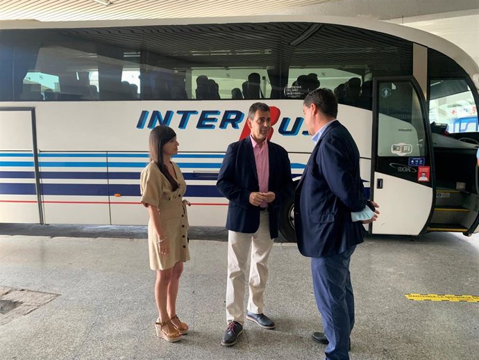 El consejero de Fomento e Infraestructuras, José Ramón Díez de Revenga, la directora de Movilidad, Marina Munuera, y el director gerente de la empresa Interbus, Alfredo Soldevilla