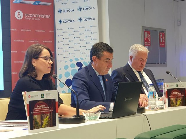 La profesora del Departamento de Economía de la Universidad Loyola y directora ejecutiva del Barómetro, María del Carmen Delgado, el decano del órgano colegial, Francisco J. Tato, y el subdirector general de Caja Rural del Sur, Eduardo Rodríguez.