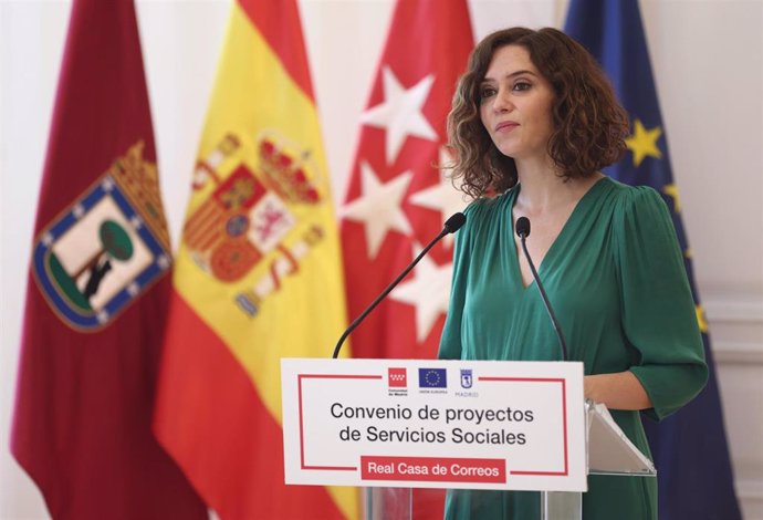 La presidenta de la Comunidad de Madrid, Isabel Díaz Ayuso, responde a los medios tras la firma de un convenio con el alcalde de Madrid, en la Real Casa de Correos, a 19 de julio de 2022, en Madrid (España). Ayuntamiento y Comunidad de Madrid firman hoy