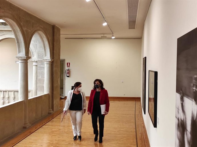 Archivo - La presidenta del Gobierno, Concha Andreu, y la diputada de IU, Henar Moreno, en el Parlamento, donde anunciaron el acuerdo para los presupuestos 2021