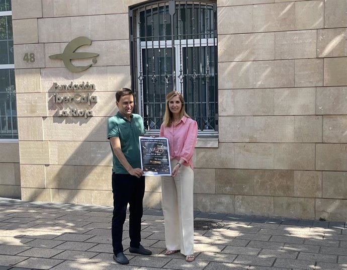 El alcalde de Nalda e Islallana, Daniel Osés, acompañado de la Directora del Centro Cultural Ibercaja de Portales, Cristina Singüenza.