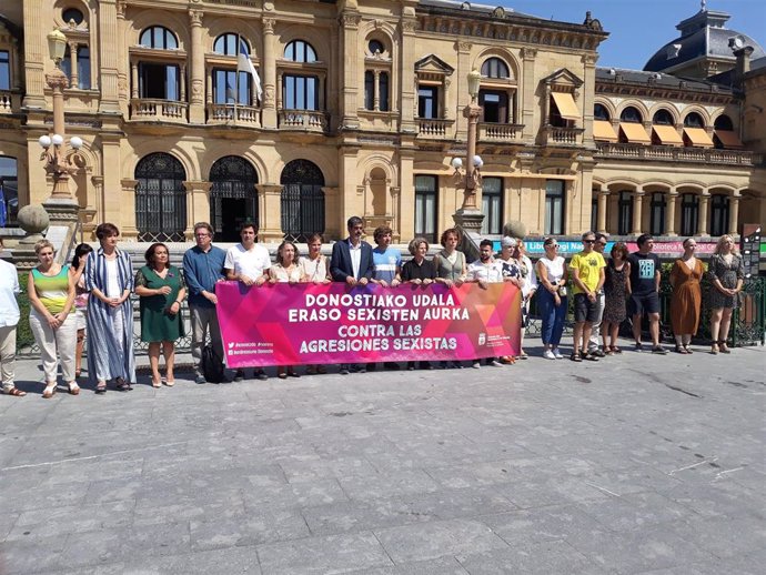 Ayuntamiento de San Sebastián se concentra para mostrar su rechazo a las últimas agresiones sexuales en la ciudad