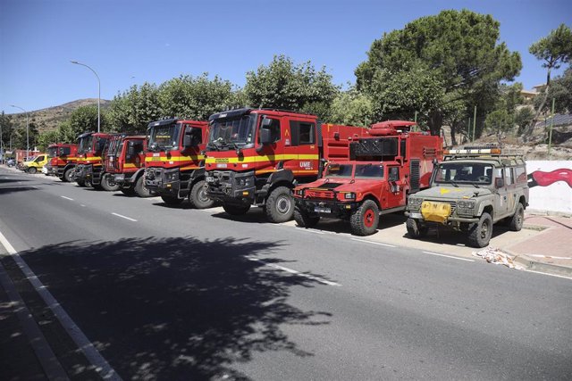 Vehículos de Bomberos y uno militar en las inmediaciones del Parque Comarcal de Incendios de Cebreros, a 19 de julio de 2022, en Cebreros, Ávila, Castilla y León (España). El incendio forestal declarado en Cebreros ha obligado a llevar a cabo el desalojo 