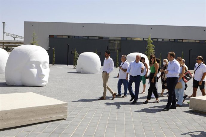 El alcalde de Albacete, Emilio Sáez, en la estación de autobuses