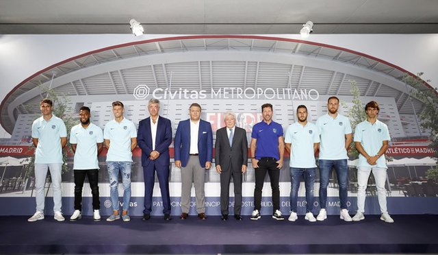 Foto de familia tras la presentación de Cívitas como nuevo 'naming' del Metropolitano