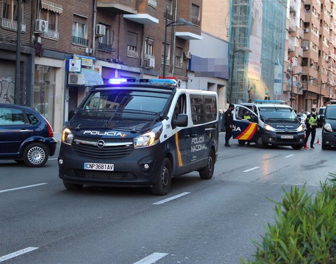 Nota De Prensa Y Fotografía De Recurso: " La Policía Nacional Detiene A Un Hombre Que Circulaba Sin Carné Con Gran Cantidad De Objetos Robados En El Vehículo,, "