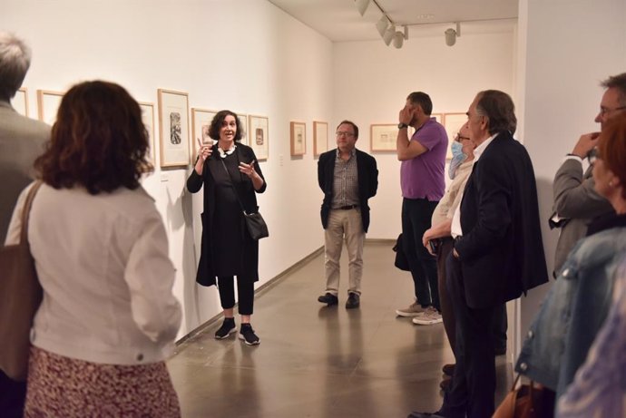 Chus Tudelilla explicando la exposición a un grupo de visitantes