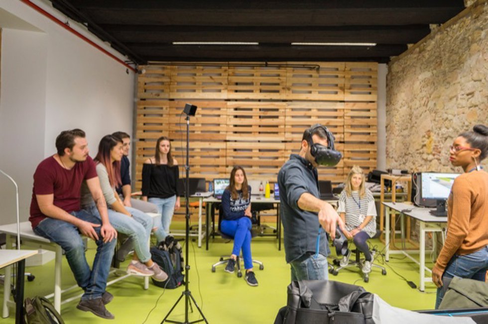 IE crea un centro de investigación sobre el metaverso.