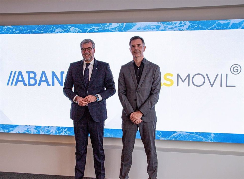 El director general de medios de pago y consumo de Abanca, Jorge Martínez, y el director de empresas del Grupo MasMovil, Isidro Fernández de la Calle, durante un acuerdo para facilitar la obtención del bono digital a los clientes de Abanca.