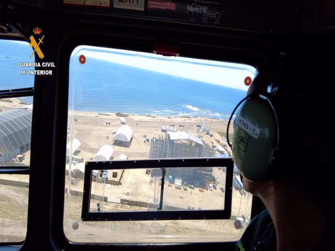 Uno de los helicópteros de la Guardia Civil sobrevuela el recinto de conciertos del Dreambeach