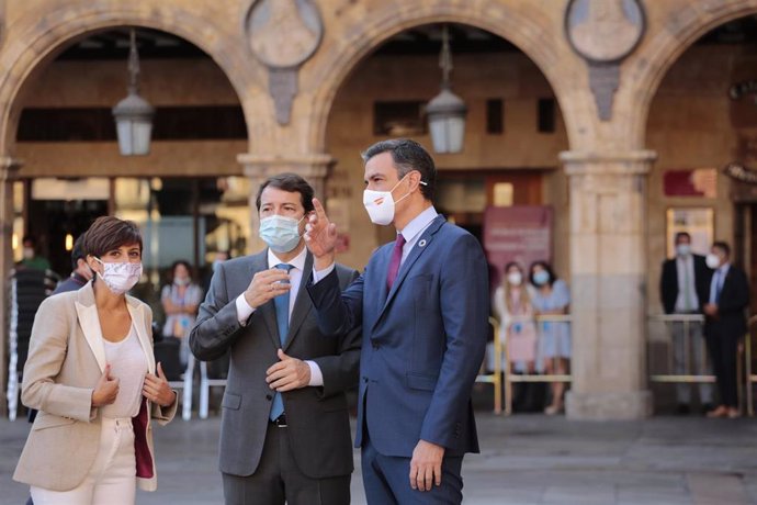 Archivo - El presidente de la Junta de Castilla y León, Alfonso Fernández Mañueco; y el presidente del Gobierno, Pedro Sánchez, conversan a su llegada a la Plaza Mayor de Salamanca