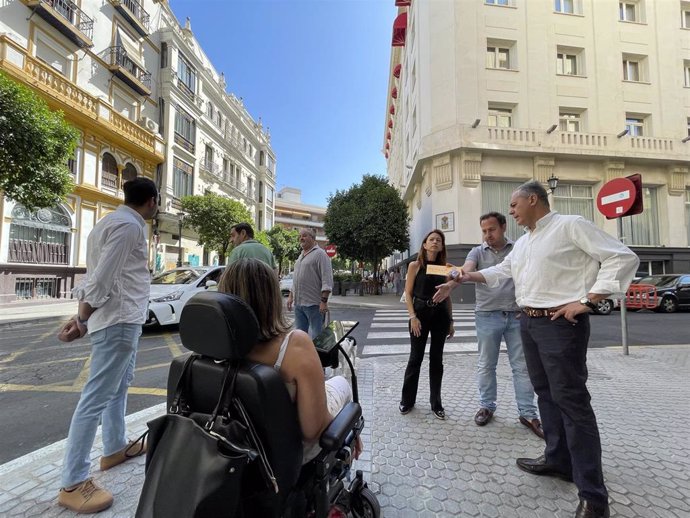 Reunión de Sanz con vecinos del Casco antiguo.