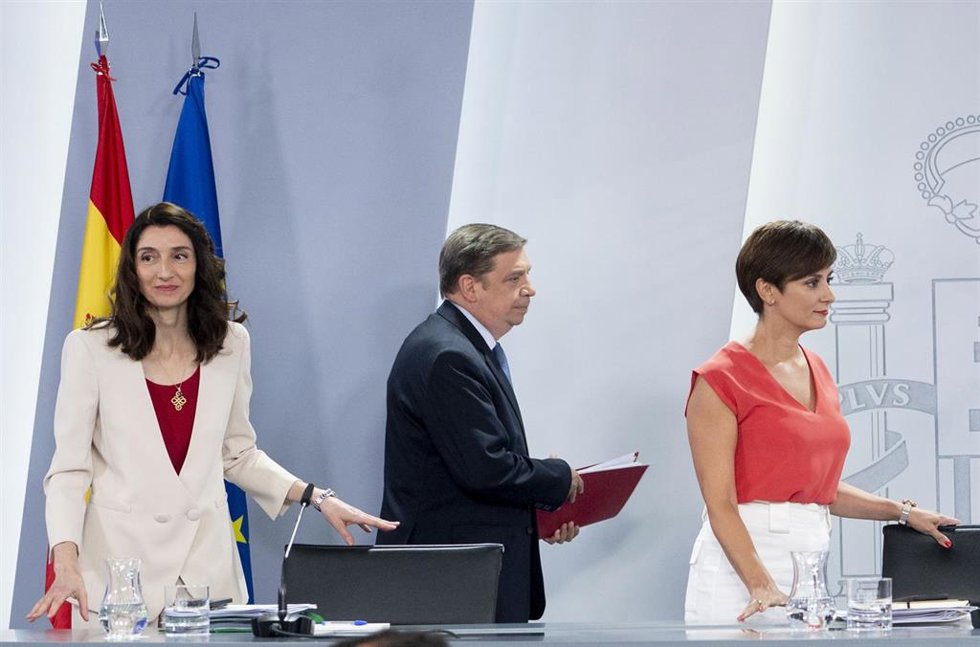 (I-D) La ministra de Justicia, Pilar Llop; el ministro de Agricultura, Pesca y Alimentación, Luis Planas; y la ministra Portavoz, Isabel Rodríguez, tras el Consejo de Ministros celebrado en Moncloa, a 19 de julio de 2022, en Madrid (España). 