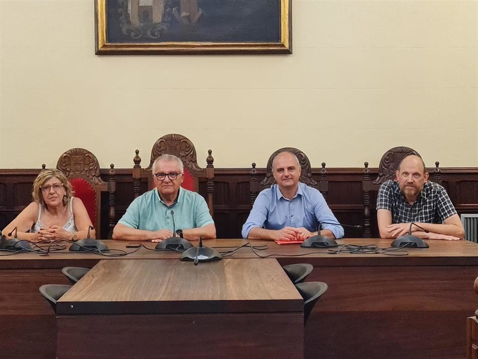 El director general de Movilidad, Jaume Mateu, el gerente del Consorcio de Transportes de Mallorca (CTM), Maarten van Bemmelen, y el alcalde de Alcúdia, Domingo Bonnín.