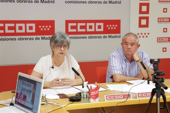 La secretaria general de CCOO Madrid, Paloma López, junto con el secretario de Acción Sindical, Miguel Ángel Ruiz, en una rueda de prensa en la sede de CCOO Madrid.