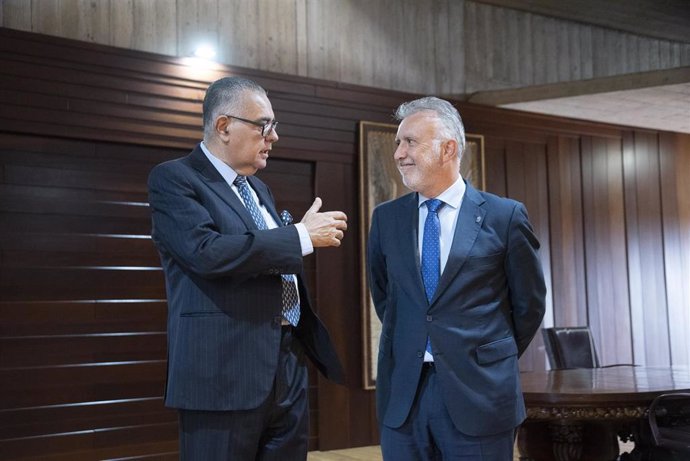 El nuevo presidente del CES, José Carlos Francisco, y el presidente de Canarias, Ángel Víctor Torres