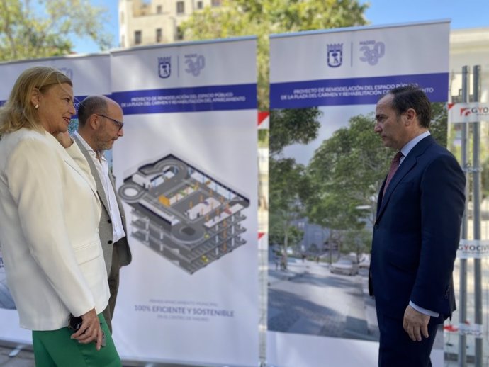 El delegado de Medio Ambiente y Movilidad, Borja Carabante; la titular de Obras y Equipamientos, Paloma García Romero, y el concejal de Centro, José Fernández, en la plaza del Carmen