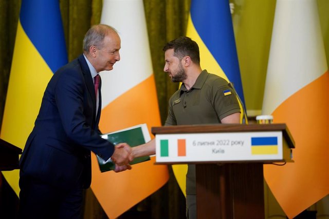 El primer ministro de Irlanda, Micheal Martin, y el presidente de Ucrania, Volodimir Zelenski, en un encuentro en Kiev. 