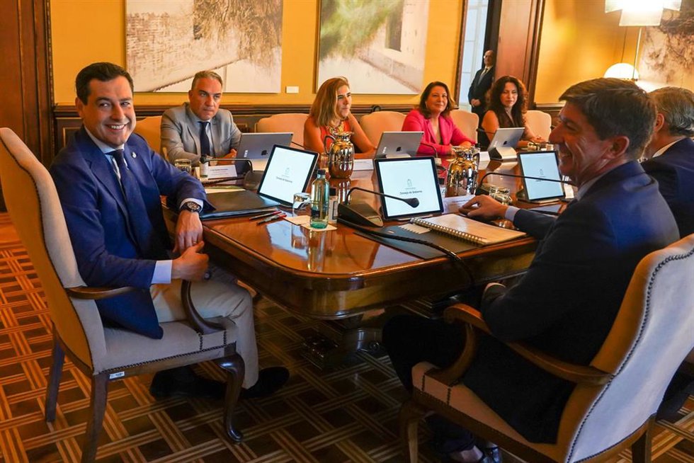 El presidente de la Junta en funciones, Juanma Moreno, preside la última reunión ordinaria del Consejo de Gobierno del actual mandato en el Palacio de San Telmo a 19 de julio del 2022 en Sevilla (Andalucía, España)