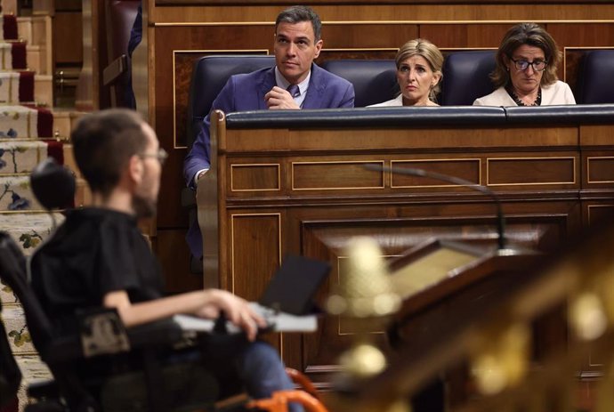 Archivo - (I-D) El presidente del Gobierno, Pedro Sánchez;  la vicepresidenta segunda del Gobierno, Yolanda Díaz; y la vicepresidenta tercera, Teresa Ribera, observan al portavoz de Unidas Podemos, Pablo Echenique