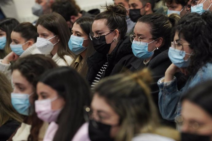 Archivo - Varios universitarios, con mascarillas, el día en que ha entrado en vigor el decreto que pone fin al uso de la mascarilla en la mayoría de interiores, en la Universidad de Santiago de Compostela, a 20 de abril de 2022.