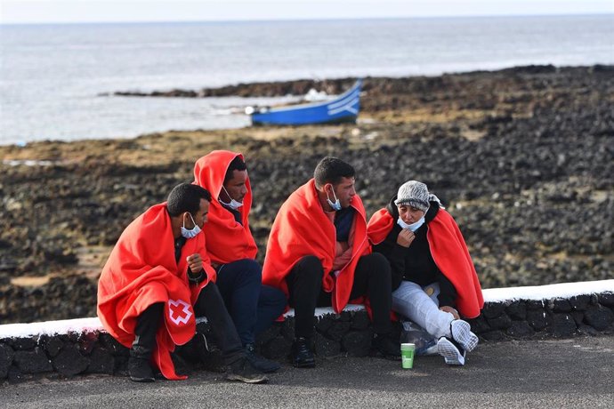 Archivo - Un grupo de migrantes llegados en patera a Lanzarote.