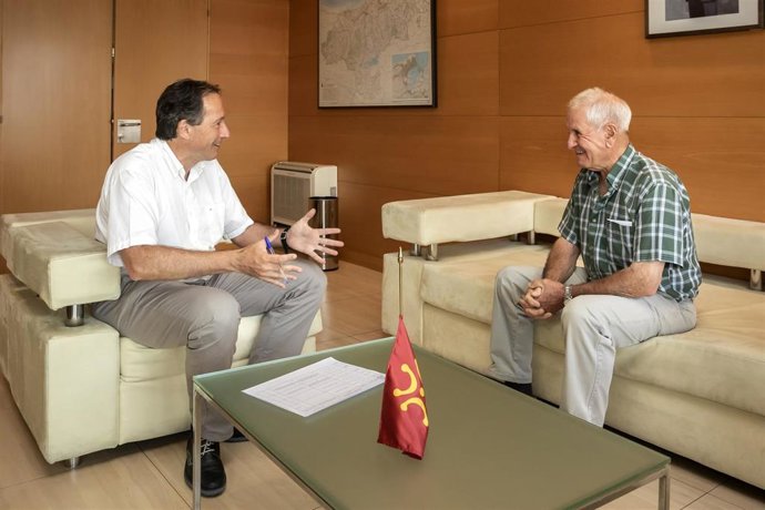 El Consejero De Obras Públicas, Ordenación Del Territorio Y Urbanismo, José Luis Gochicoa, Se Reúne Con El Alcalde De Herrerías, Francisco Linares