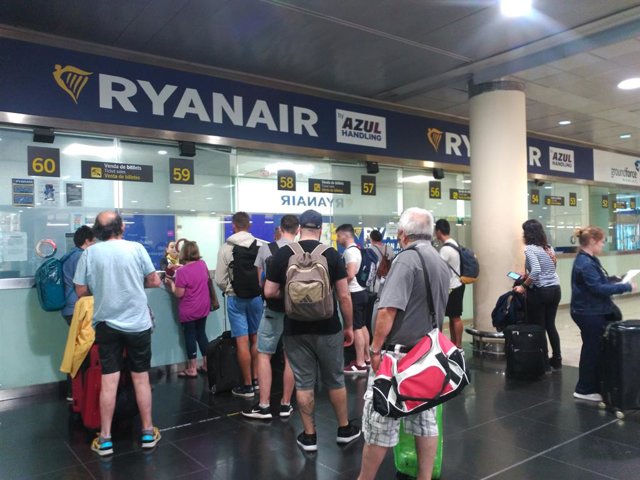 Archivo - Taulells de Ryanair a la T2 de l'Aeroport de Barcelona