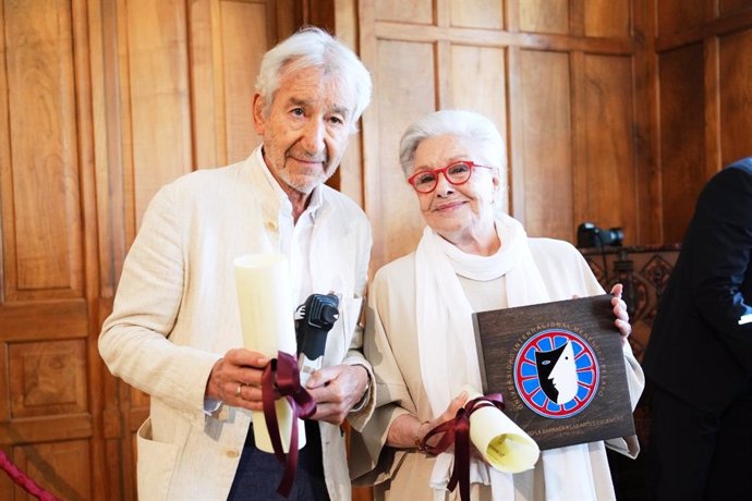 Los actores Lola Herrera y José Sacristán recogen el Premio de teatro La Barraca y el Premio de Cinematografía de la Universidad Internacional Menéndez Pelayo (UIMP)