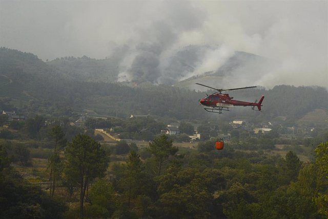 Un helicóptero trabaja en la extinción del incendio, a 18 de julio de 2022, en O Barco de Valdeorras, Ourense, Galicia (España). La superficie arrasada por los principales incendios registrados en Galicia ya supera las 9.000 hectáreas, según las estimacio