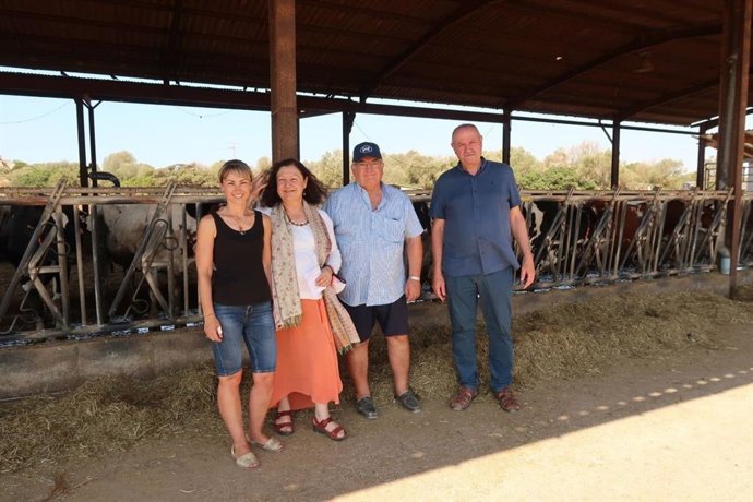 La consellera de Agricultura, Pesca y Alimentación, Mae de la Concha, durante la visita a S'Hort de Son Coves.