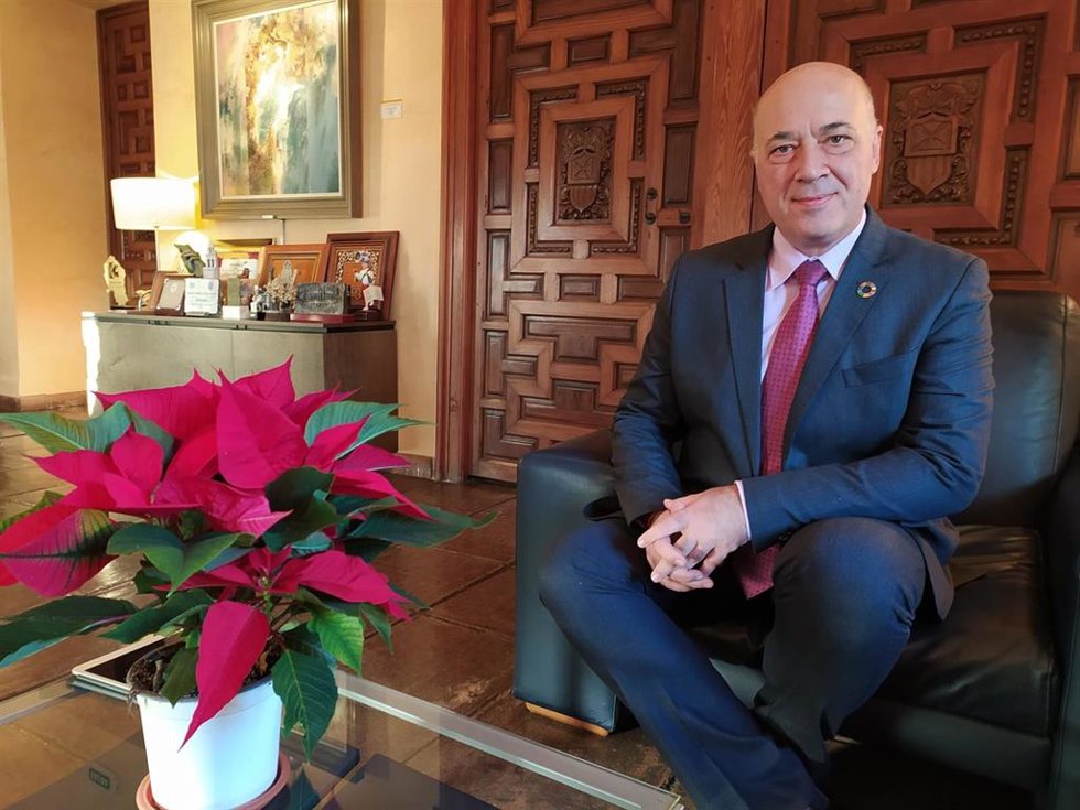 Archivo - El presidente de la Diputación de Córdoba, Antonio Ruiz, en su despacho del Palacio de la Merced.