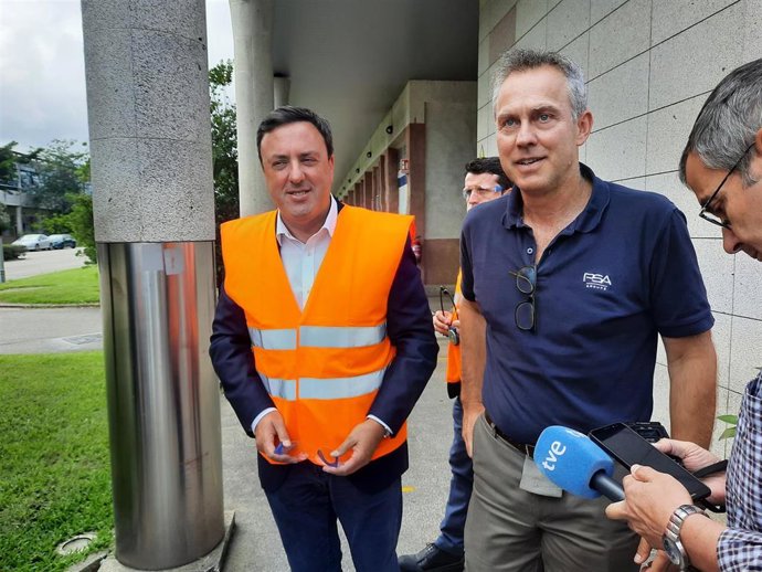 El secretario xeral del PSdeG, Valentín González Formoso, junto al director de Stellantis Vigo, Ignacio Bueno.