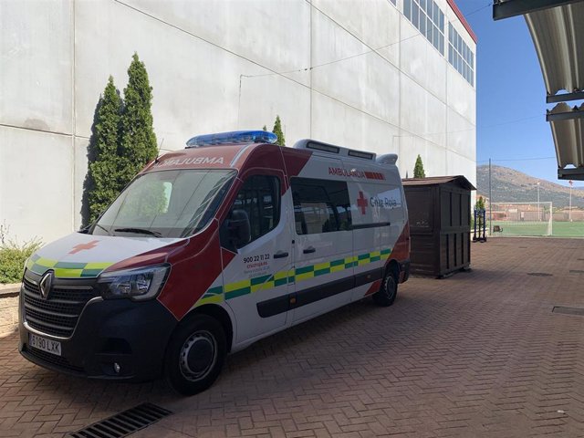 Un centenar de evacuados por el incendio de Cebreros pasa la noche en el polideportivo de Robledo de Chavela