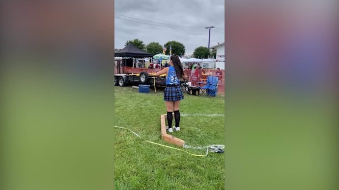Esta mujer compite en juegos tradicionales escoceses: su fuerza de lanzamiento es impresionante