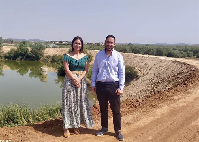 El delegado de Infraestructuras Rurales de la Diputación de Córdoba, Manuel Olmo, en su visita a Algallarín.