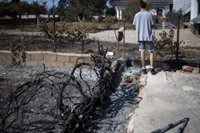 Los Bombers sofocan varios rebrotes en el incendio de Pont de Vilomara (Barcelona)