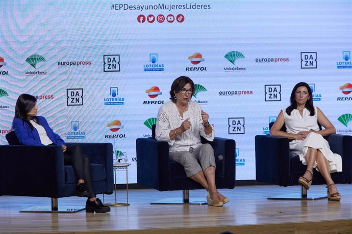 De izda a dcha: La presidenta de FUTPRO, Amanda Gutiérrez; la presidenta de World Triathlon,, Marisol Casado; y la presidenta de la Federación Española de Remo, Asunción Loriente, en el Desayuno Deportivo de Europa Press