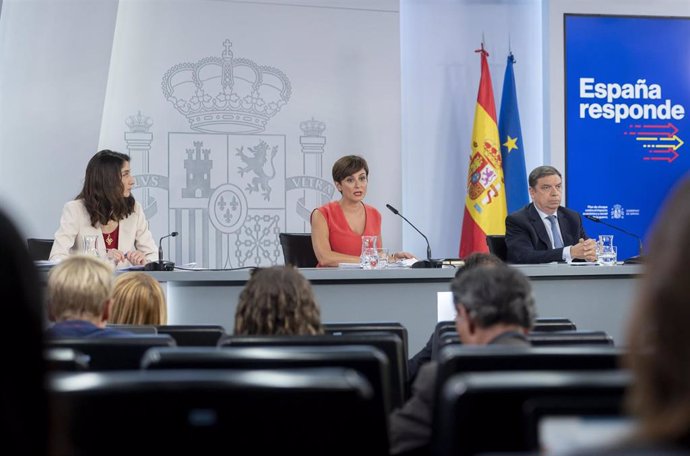 (I-D) La ministra de Justicia, Pilar Llop; la ministra Portavoz, Isabel Rodríguez; y el ministro de Agricultura, Pesca y Alimentación, Luis Planas, tras el Consejo de Ministros celebrado en Moncloa, a 19 de julio de 2022, en Madrid (España).