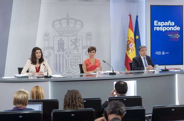 (I-D) La ministra de Justicia, Pilar Llop; la ministra Portavoz, Isabel Rodríguez; y el ministro de Agricultura, Pesca y Alimentación, Luis Planas,en rueda de prensa tras el Consejo de Ministros, a 19 de julio de 2022, en Madrid (España).