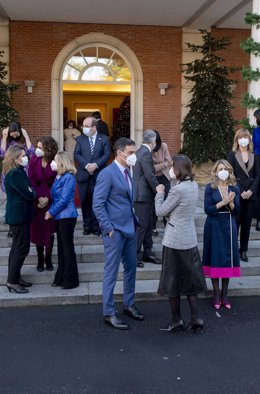 Archivo - Miembros del Gobierno de coalición del PSOE y Unidas Podemos conversan antes de realizar una foto de familia en La Moncloa