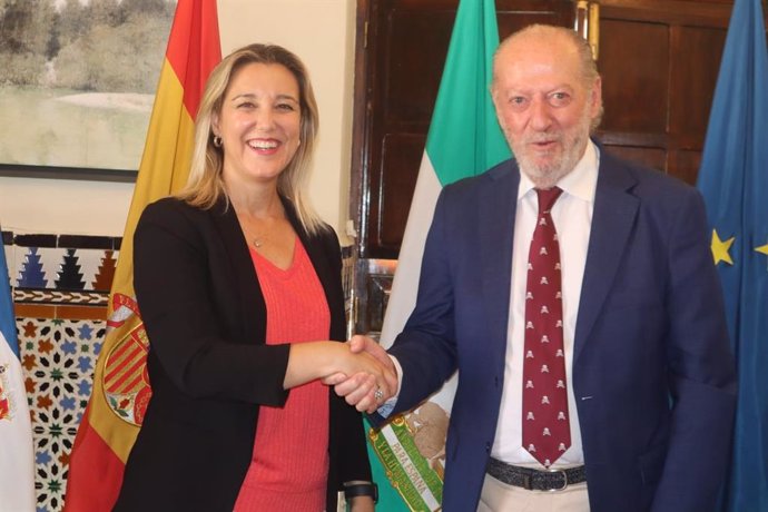 Ana Isabel Jiménez y Fernando Rodríguez Villalobos formalizan la cesión del edificio municipal que albergará la nueva oficina del Opaef en Alcalá.