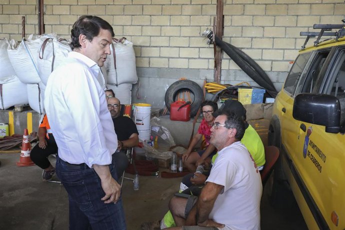 El presidente de la Junta de Castilla y León, Alfonso Fernández Mañueco (i), conversa con trabajadores durante su visita a Cebreros, a 19 de julio de 2022, en Cebreros, Ávila, Castilla y León (España). El incendio forestal declarado en Cebreros ha oblig