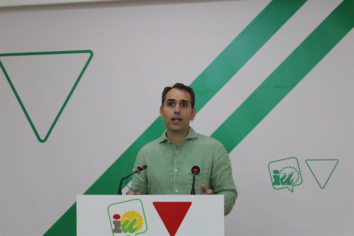 El coordinador general de IU Andalucía, Toni Valero, en rueda de prensa en Málaga