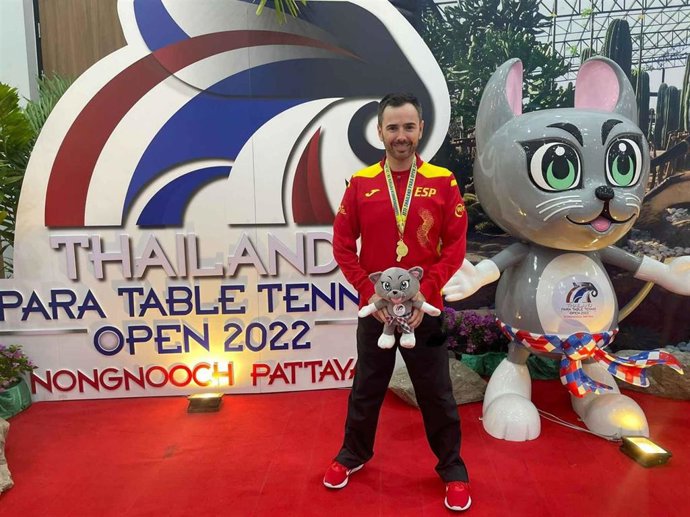 Alvaro Valera posa con su medalla de oro conquistada en el Open de Tailandia 2022