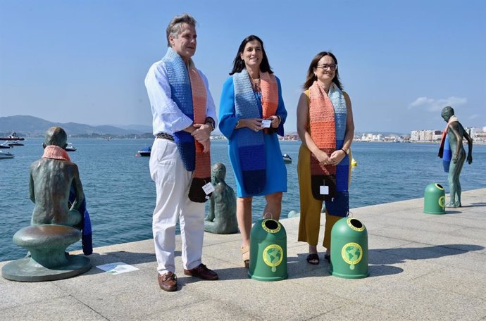 Presentación de la campaña en la escultura a Los Raqueros, con bufanda